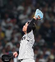 ４回、リチャードに死球を与えた村上（撮影・西田忠信）