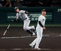 ４回、村上は吉川に先制適時打を許す（撮影・山口登）