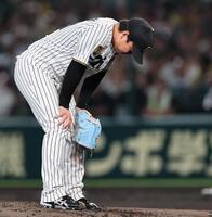 ４回、増田陸に四球を出し、悔しがる村上（撮影・田中太一）