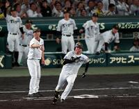 ４回、右中間に二塁打を放ちベースを回る村上（撮影・山口登）