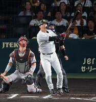 ６回、左越えに同点ソロを放つ大山（捕手・大城）＝撮影・山口登