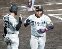 ６回、同点ソロを放って生還し高寺（左）とタッチを交わす大山（撮影・立川洋一郎）