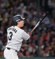 ６回、同点ソロを放つ大山（撮影・西田忠信）