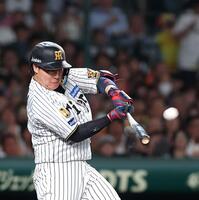 ６回、同点ソロを放つ大山（撮影・西田忠信）