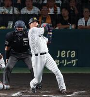 ６回、左越えに同点ソロを放つ大山（撮影・山口登）