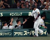 ６回、同点ソロを放った大山を迎える藤川監督（中央）＝撮影・山口登