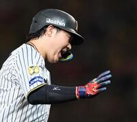 ６回、ソロを放った大山は本塁へ走る（撮影・田中太一）
