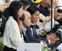 実況席から試合を観戦する岡田彰布オーナー付顧問（中央）＝撮影・立川洋一郎