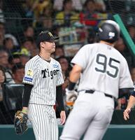８回、吉川に勝ち越し犠飛を許した及川（撮影・西田忠信）