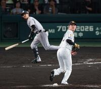 ８回、及川は吉川に勝ち越し犠飛を許す（撮影・山口登）