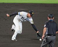 ８回、リチャードの打球を追うもわずかに届かず、中前打にする遊撃手・元山（撮影・立川洋一郎）