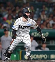 ９回、二塁打を放つ中野（撮影・西田忠信）