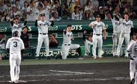 ９回、大山が同点適時打を放ち盛り上がる佐藤輝ら阪神ナイン（撮影・山口登）