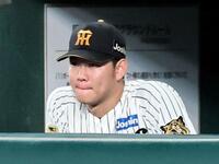 登板後、唇をかみしめながら戦況を見つめる及川（撮影・田中太一）