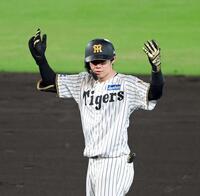 ９回、右翼線へ二塁打を放ちベンチを鼓舞する中野（撮影・立川洋一郎）