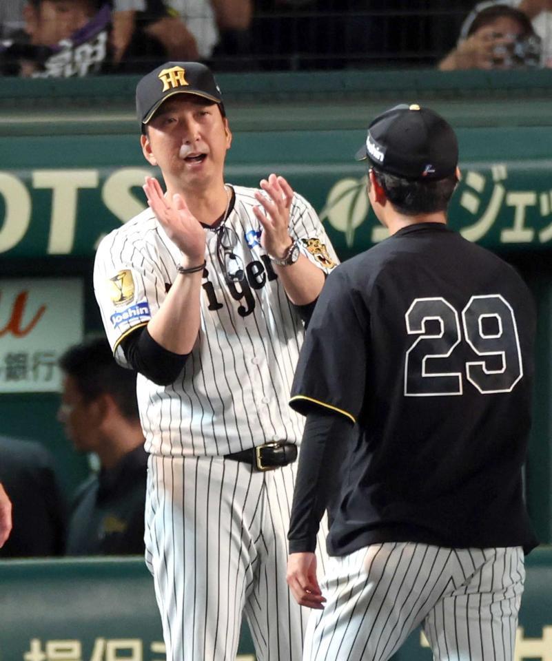 　高橋を祝福する藤川監督