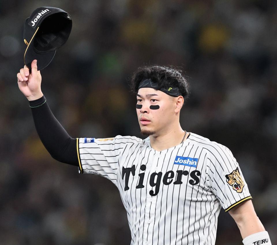 ８回、２ランを放った佐藤輝はスタンドの声援に応える（撮影・田中太一）