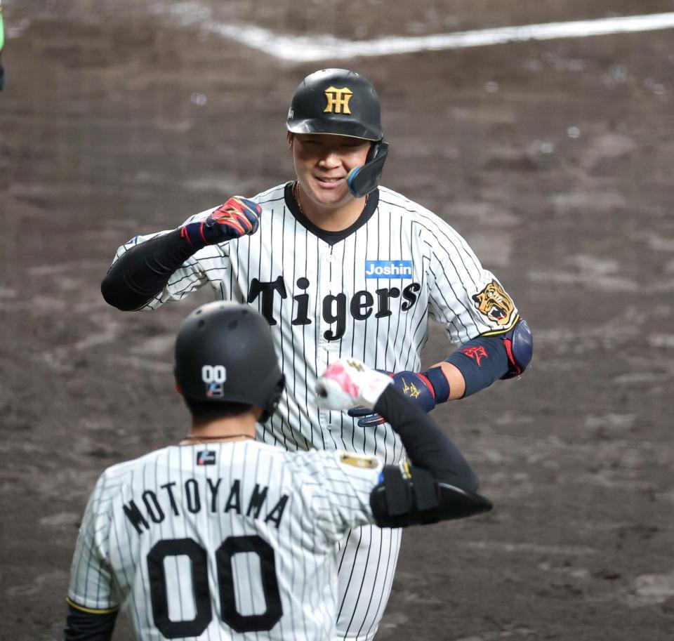 ２回、先制ソロを放って生還し笑顔を見せる大山（撮影・立川洋一郎）