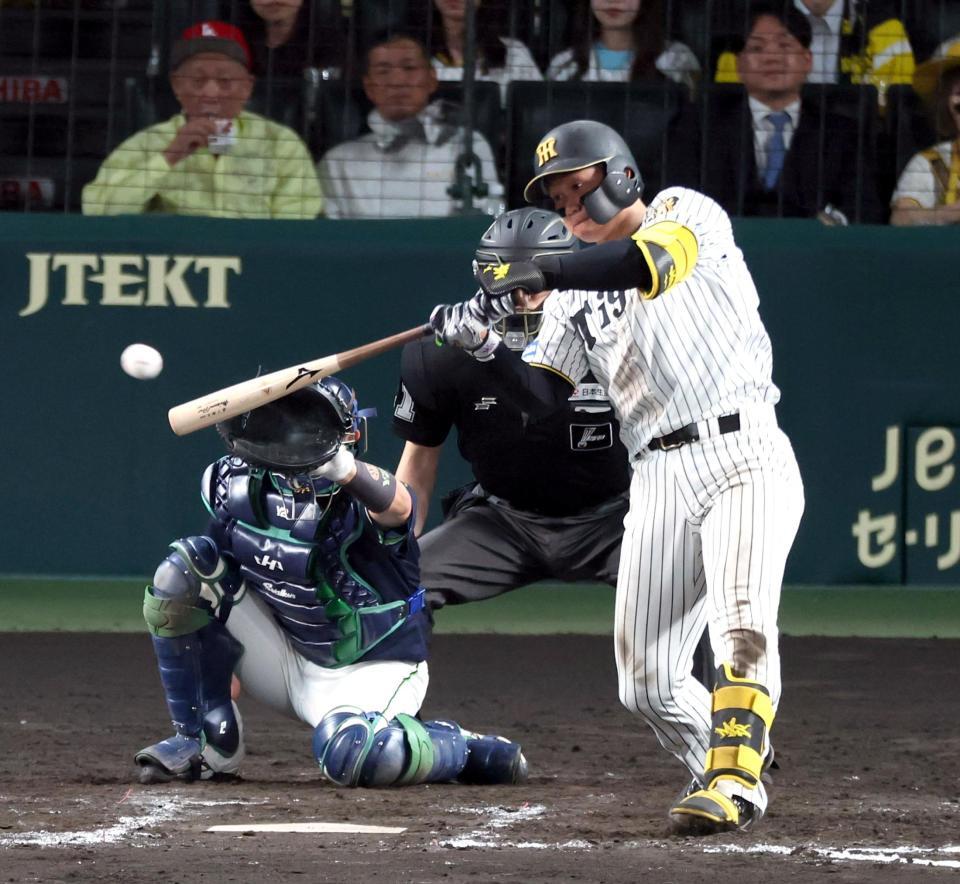 ８回、右前打を放つ森下（撮影・山口登）