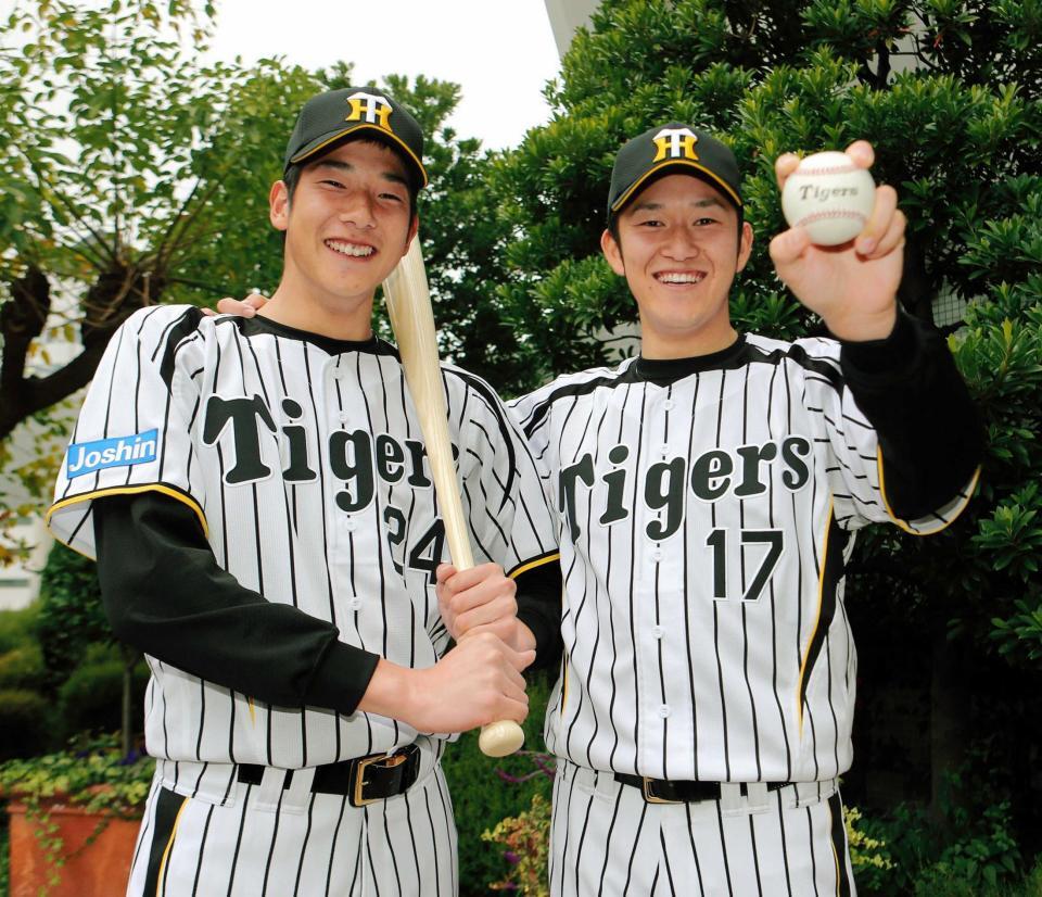 　新入団会見後、ボールとバットを手に笑顔をみせる横田さん（左）と岩貞＝２０１３年