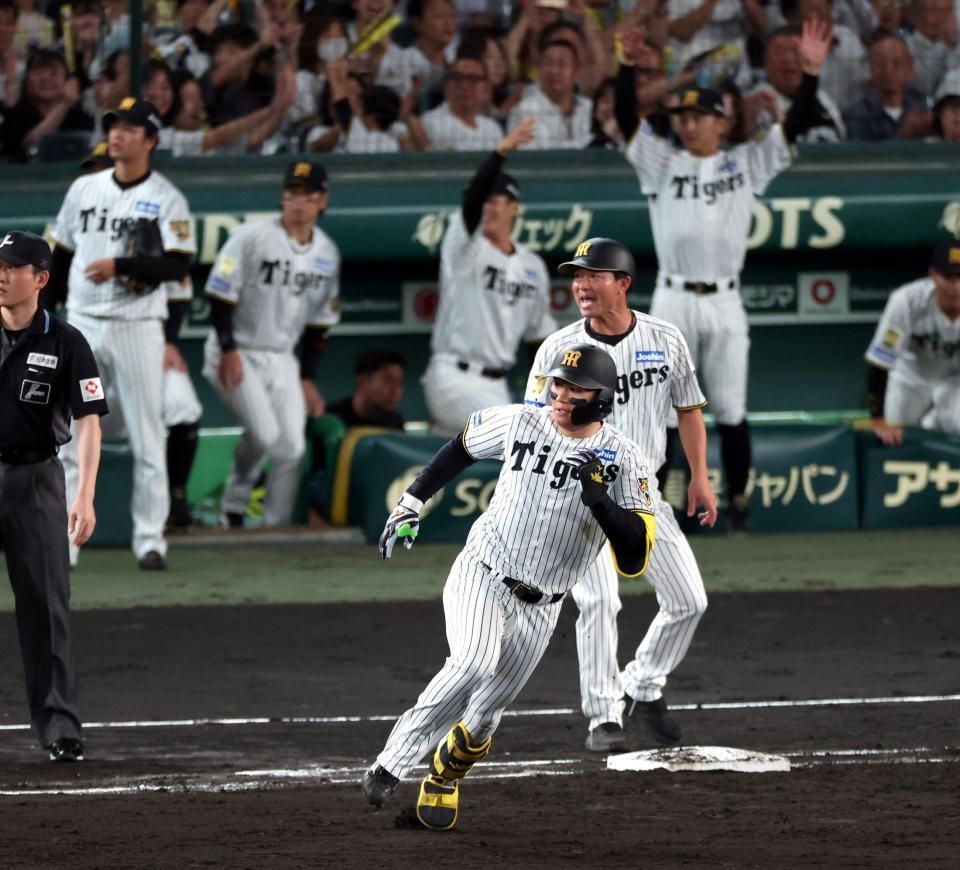 ３回、右翼線に適時二塁打を放ちベースを回る森下（撮影・山口登）