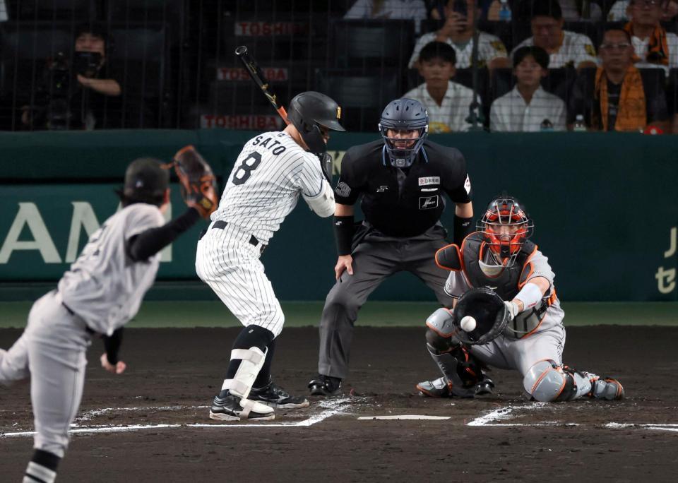 １回、見逃し三振に倒れる佐藤輝（投手・竹丸、捕手・大城）＝撮影・山口登