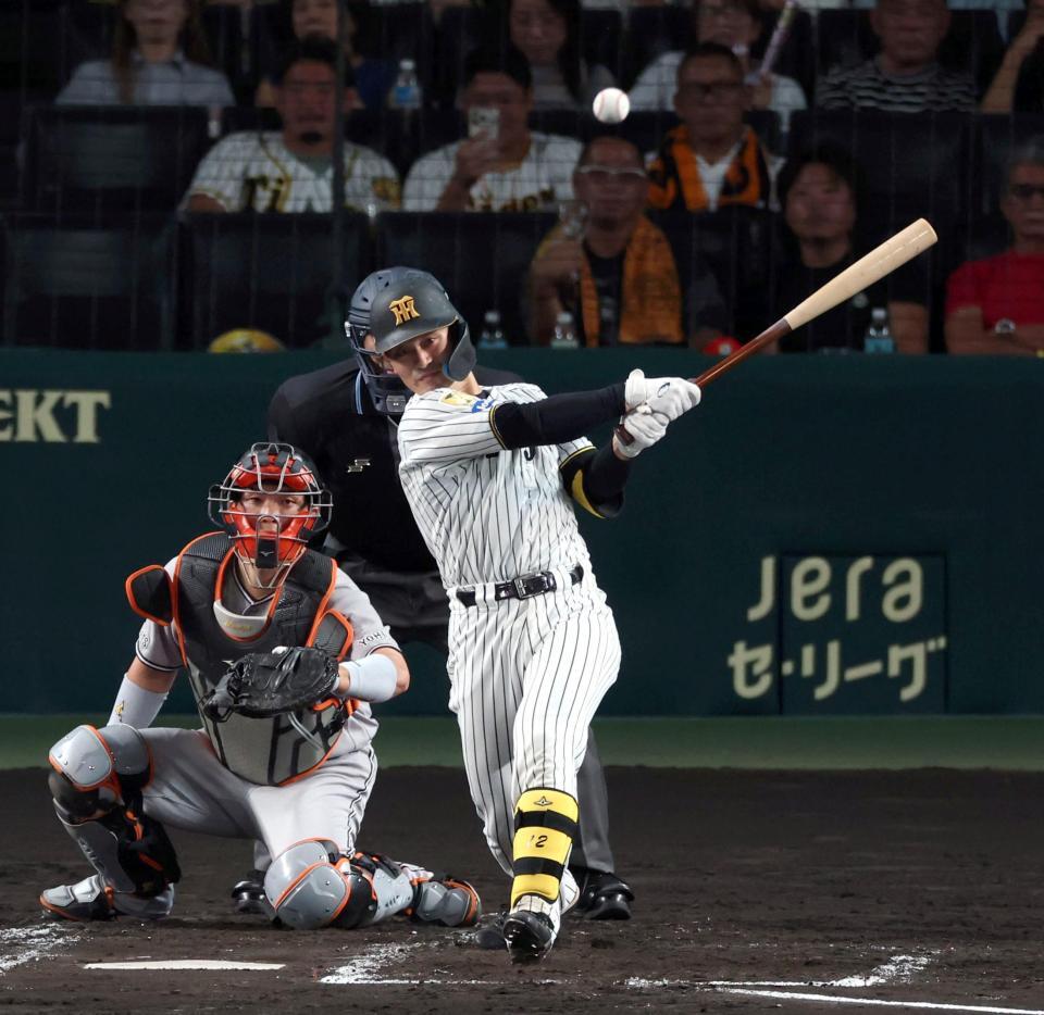 ２回、左前打を放つ坂本（捕手・大城）＝撮影・山口登