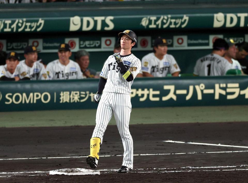 ２回、右飛に倒れる近本（撮影・山口登）