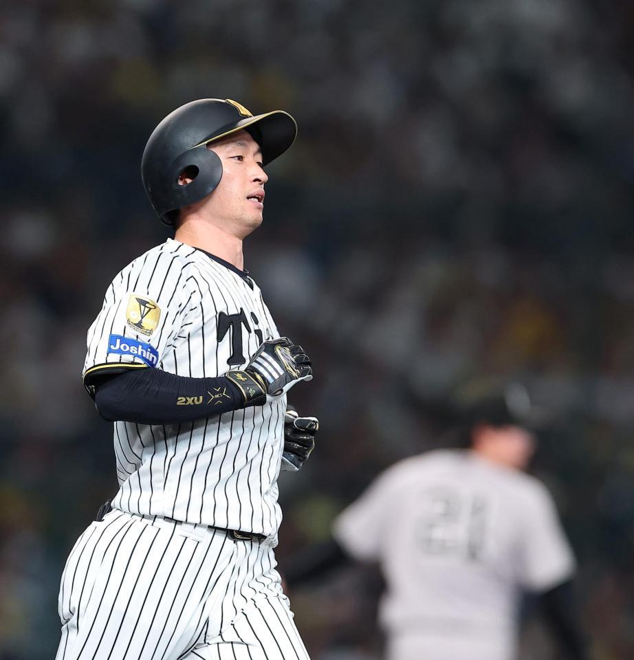 ２回、好機で右飛に倒れた近本（撮影・西田忠信）