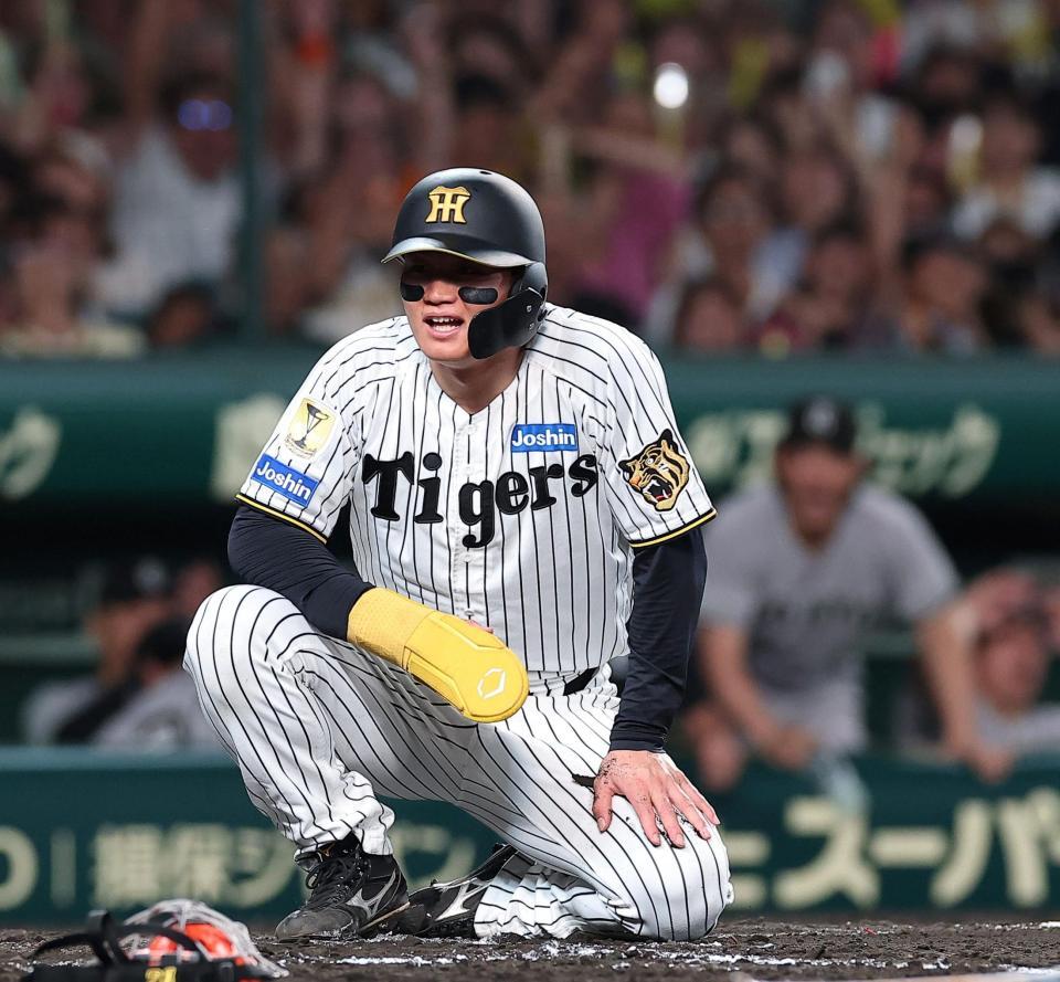 ３回、大山の左飛で本塁を狙うもアウトになった森下（撮影・西田忠信）