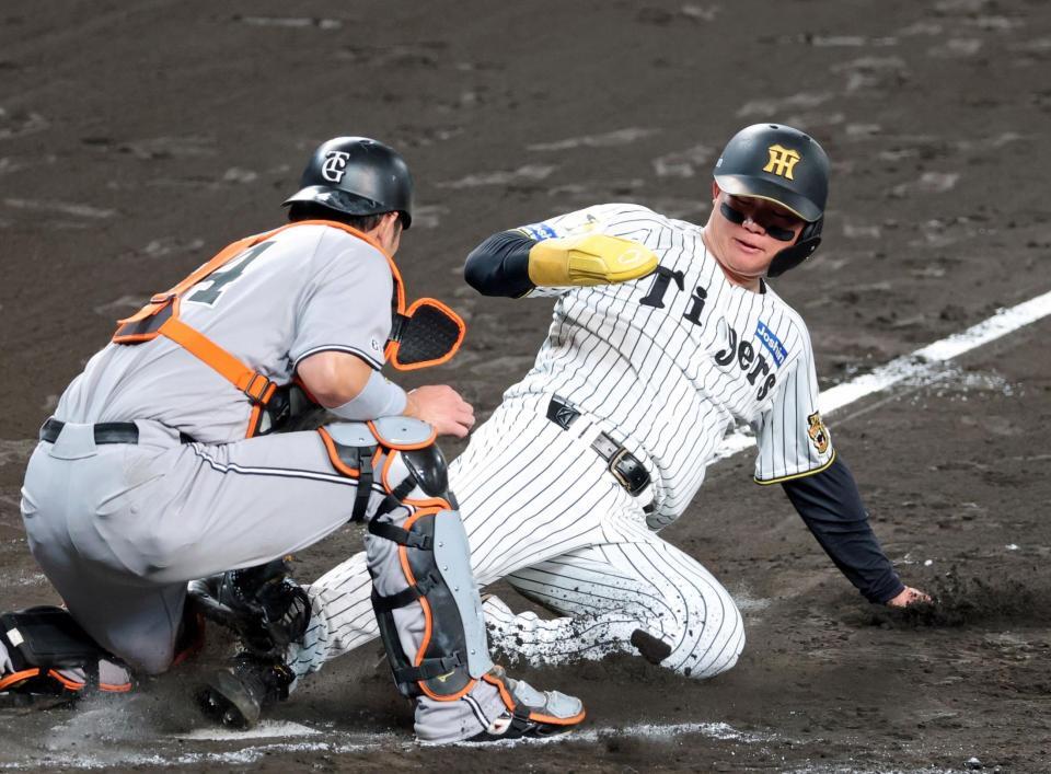 ３回、大山の左飛で本塁を狙うもタッチアウトになる三走・森下（撮影・立川洋一郎）