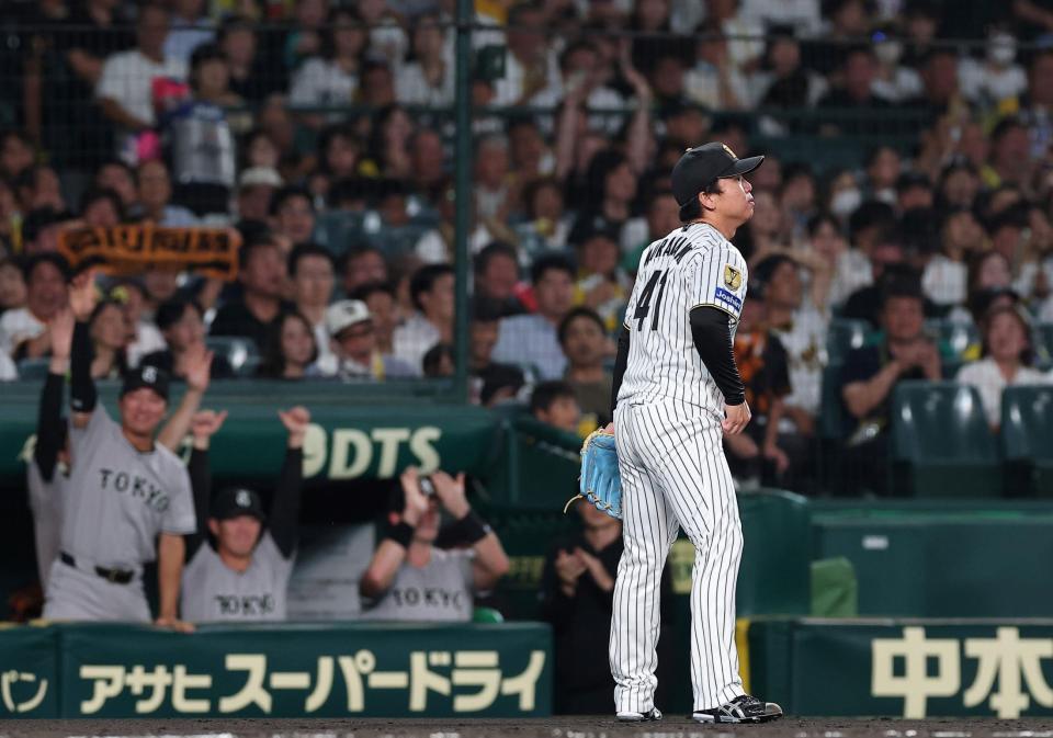４回巨人無死一、二塁、巨人・吉川尚輝に先制打を許した阪神・村上頌樹＝甲子園（撮影・西田忠信）