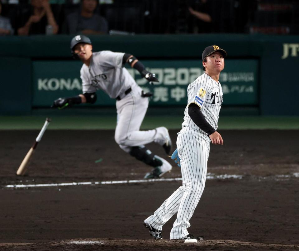 ４回、村上は吉川に先制適時打を許す（撮影・山口登）