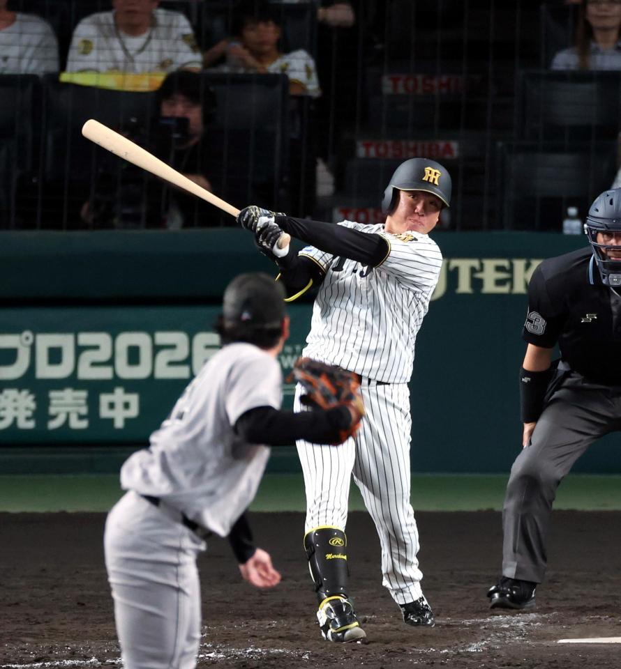４回、右中間に二塁打を放つ村上（撮影・山口登）
