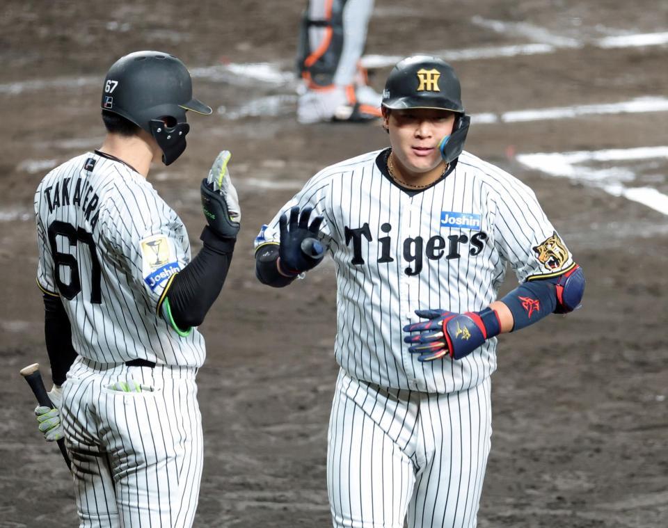 ６回、同点ソロを放って生還し高寺（左）とタッチを交わす大山（撮影・立川洋一郎）