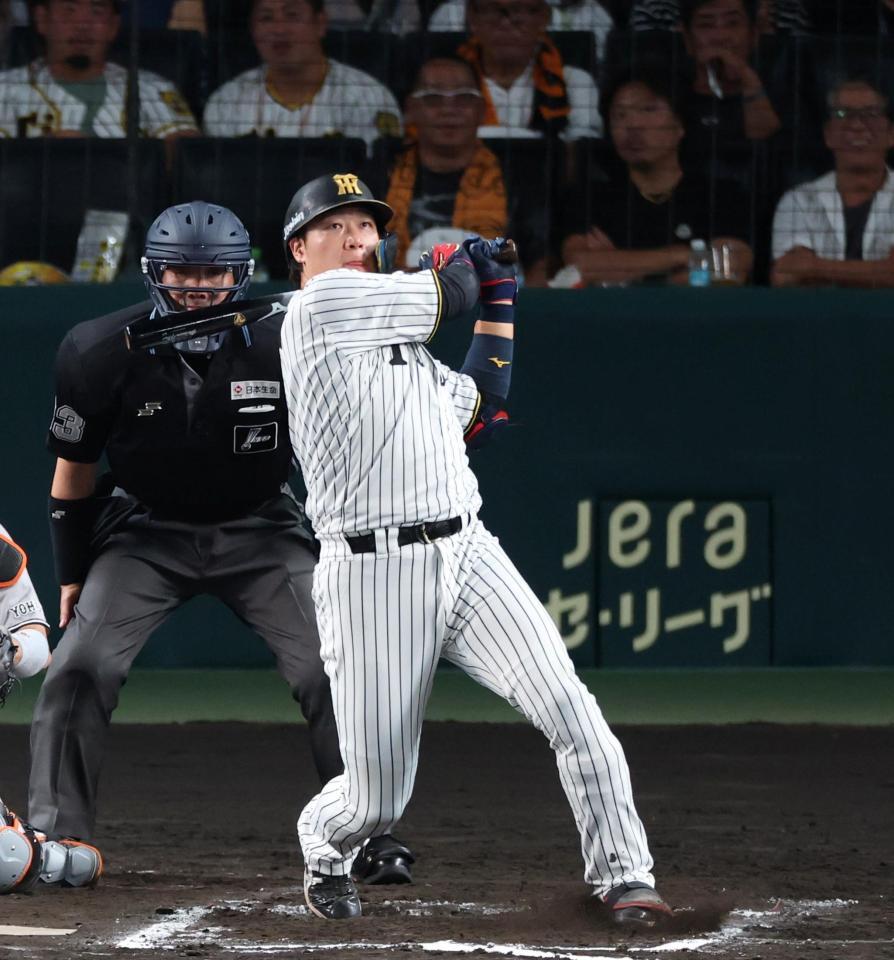 ６回、左越えに同点ソロを放つ大山（撮影・山口登）