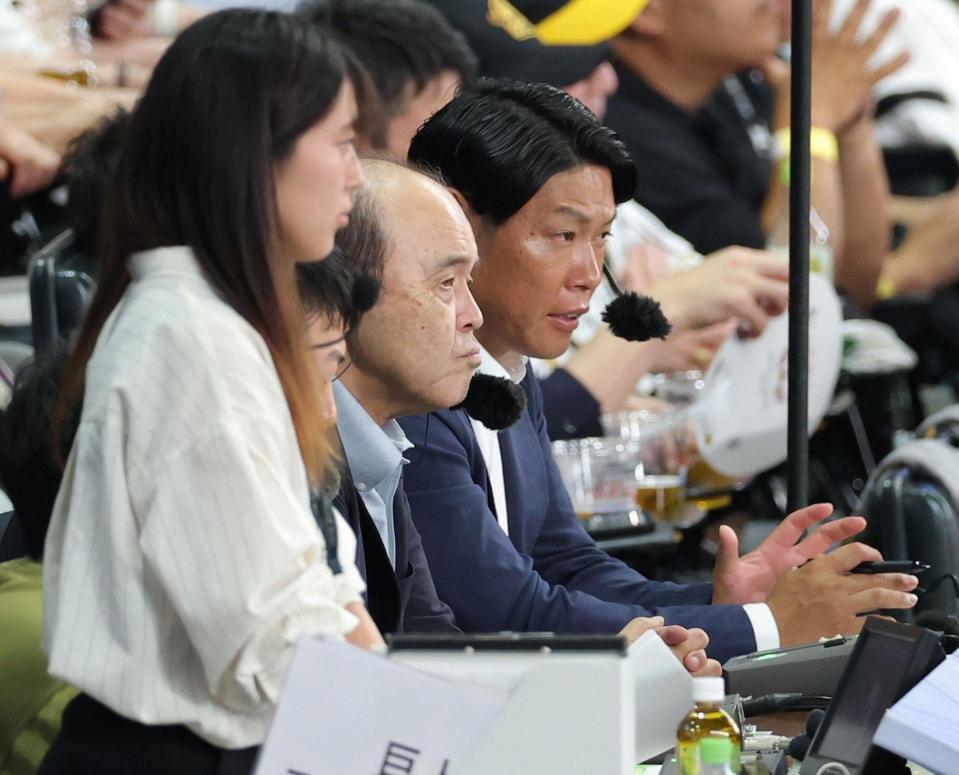 実況席から試合を観戦する岡田彰布オーナー付顧問（中央）＝撮影・立川洋一郎