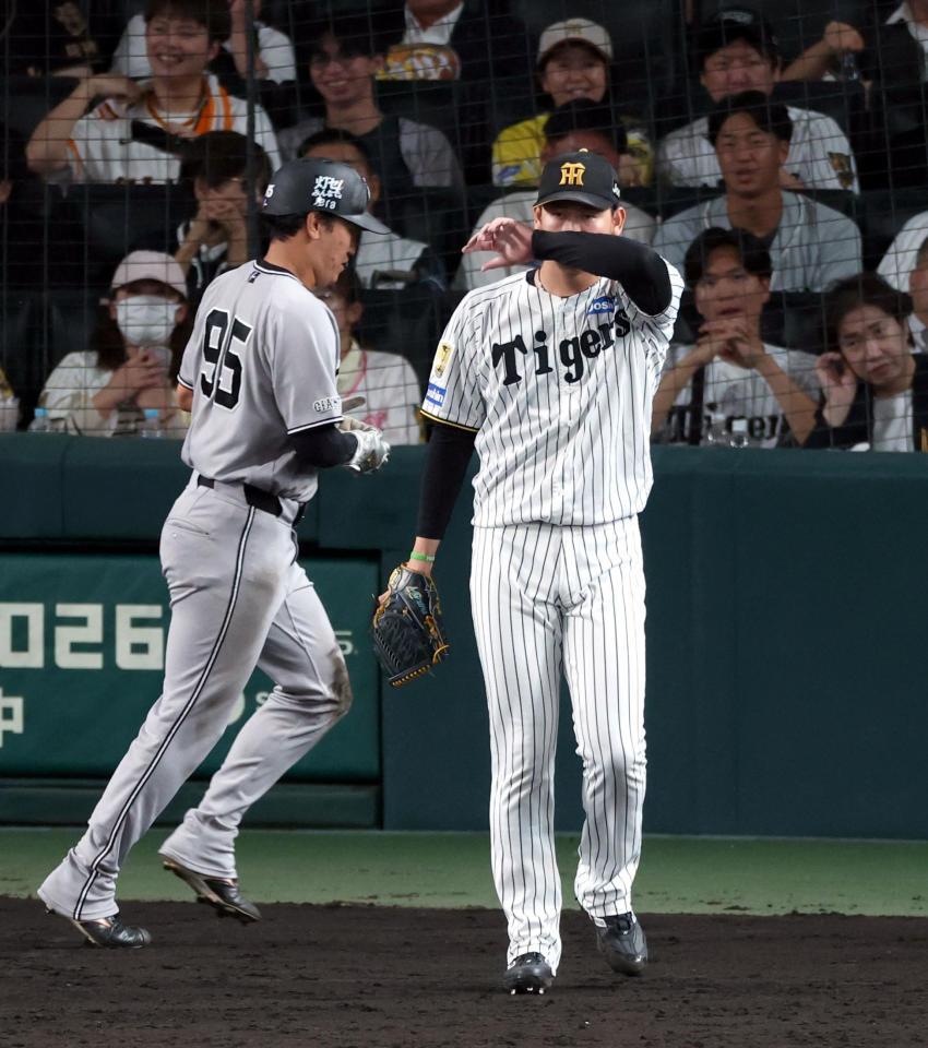 ８回、勝ち越しを許す及川（撮影・山口登）