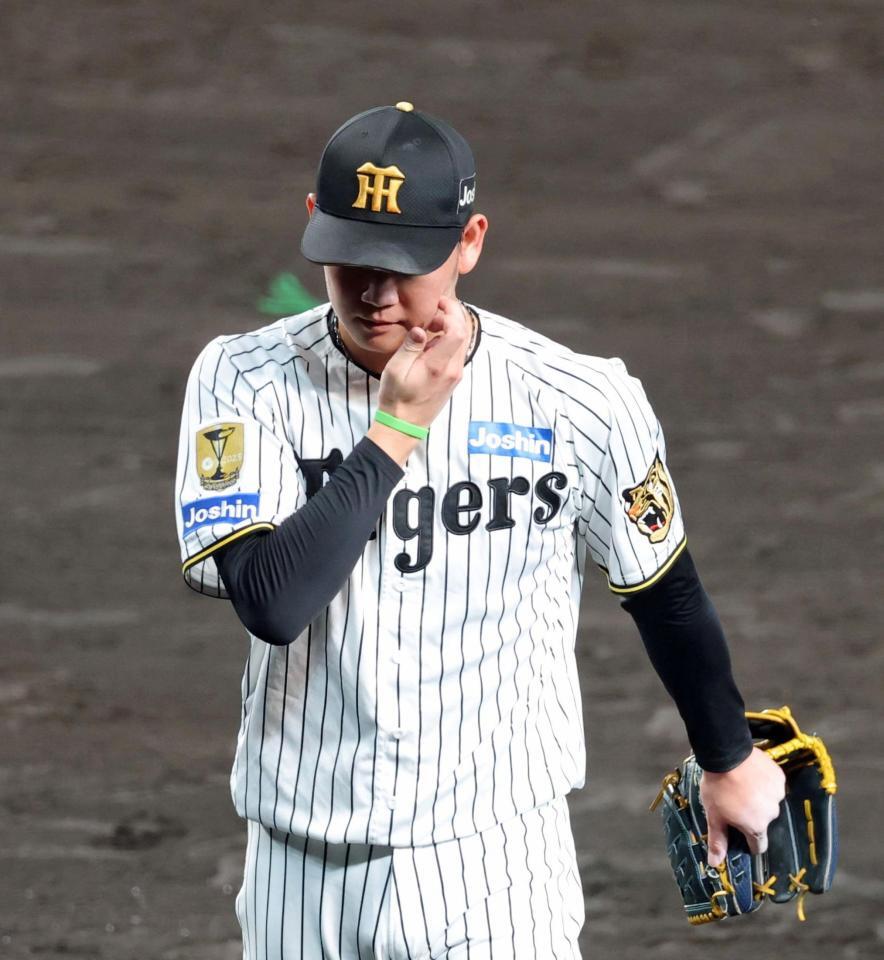 ８回に勝ち越しを許し肩を落としてベンチへ引き揚げる及川（撮影・立川洋一郎）