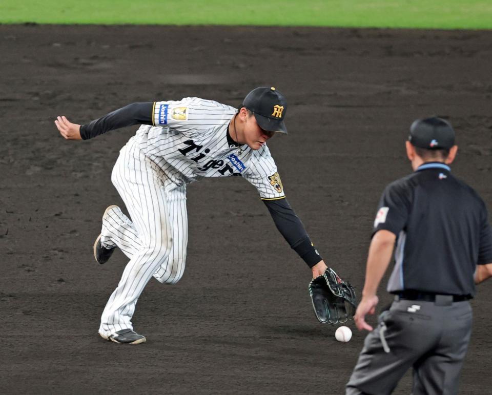 ８回、リチャードの打球を追うもわずかに届かず、中前打にする遊撃手・元山（撮影・立川洋一郎）