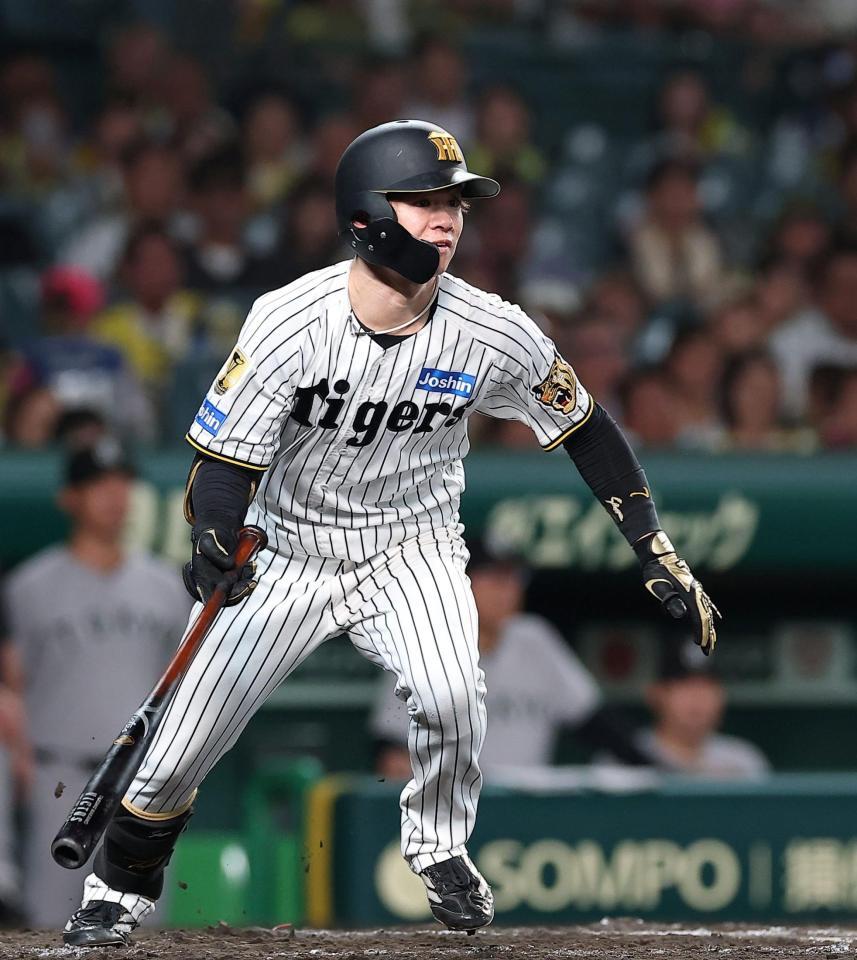 ９回、二塁打を放つ中野（撮影・西田忠信）