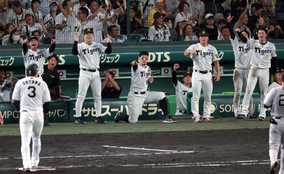 ９回、大山が同点適時打を放ち盛り上がる佐藤輝ら阪神ナイン（撮影・山口登）