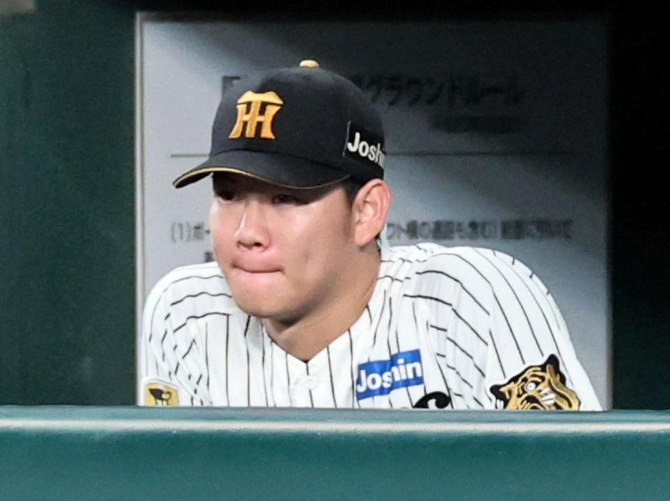 登板後、唇をかみしめながら戦況を見つめる及川（撮影・田中太一）