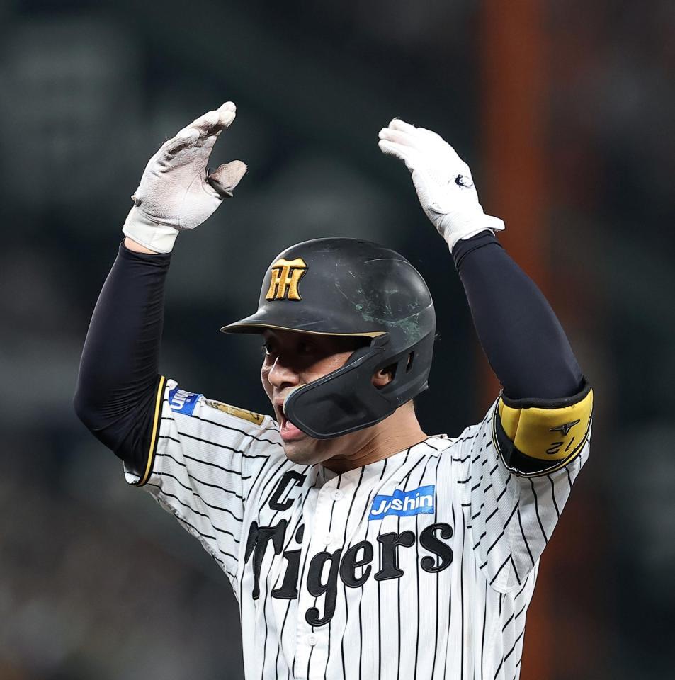 １０回、右前打を放ちナインを鼓舞する坂本（撮影・西田忠信）