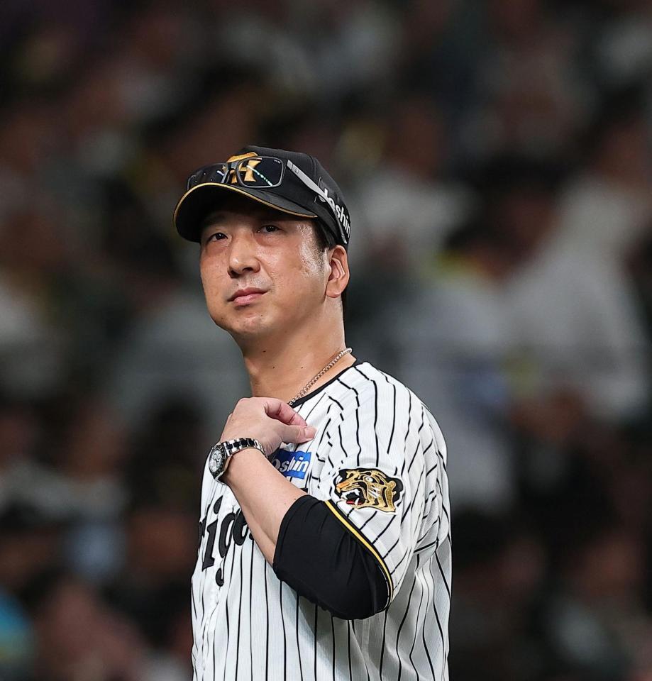 ７回を終え、選手交代を告げた藤川監督（撮影・西田忠信）