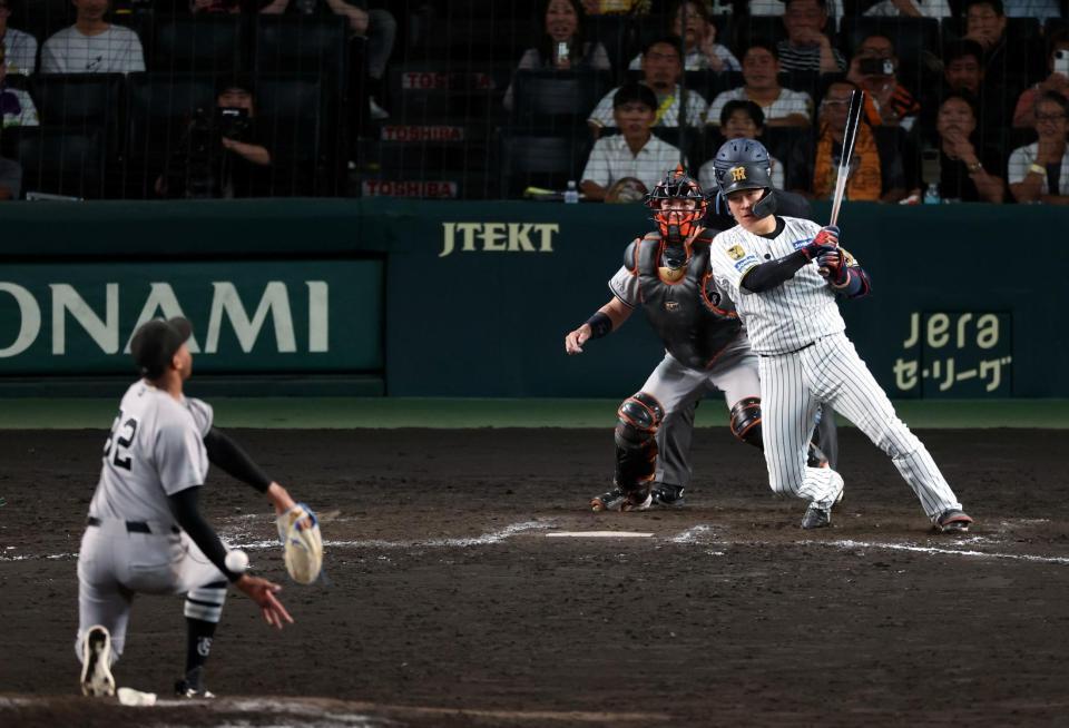 ９回、中前に同点適時打を放つ大山（投手・マルティネス、捕手・小林）＝撮影・山口登