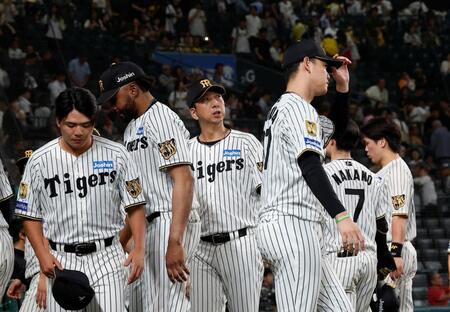 巨人と引き分け、グラウンドを引き揚げる藤川監督ら（撮影・西田忠信）