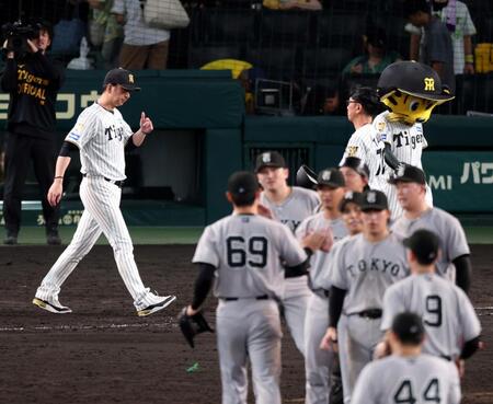 巨人に引き分け優勝へのマジックは２、藤川監督はファンへのあいさつに向かう（撮影・山口登）