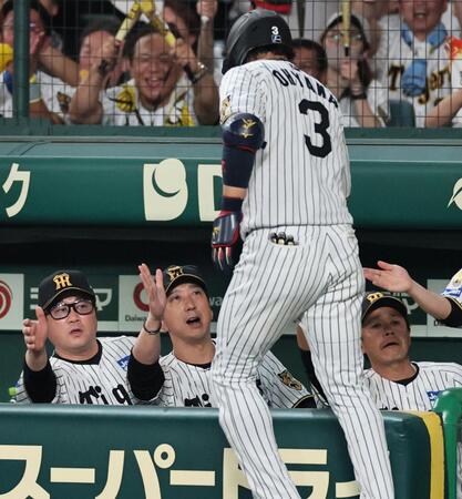 ６回、ソロを放った大山を迎える藤川監督（中央）＝撮影・田中太一