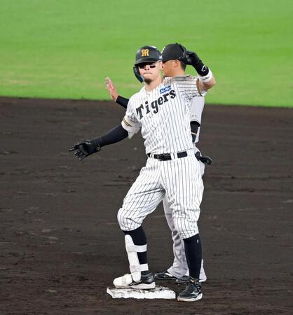 　３回、二塁打を放った佐藤輝はベンチへ向かってポーズ（撮影・立川洋一郎）